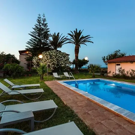 Effie Front With Pool Apartment